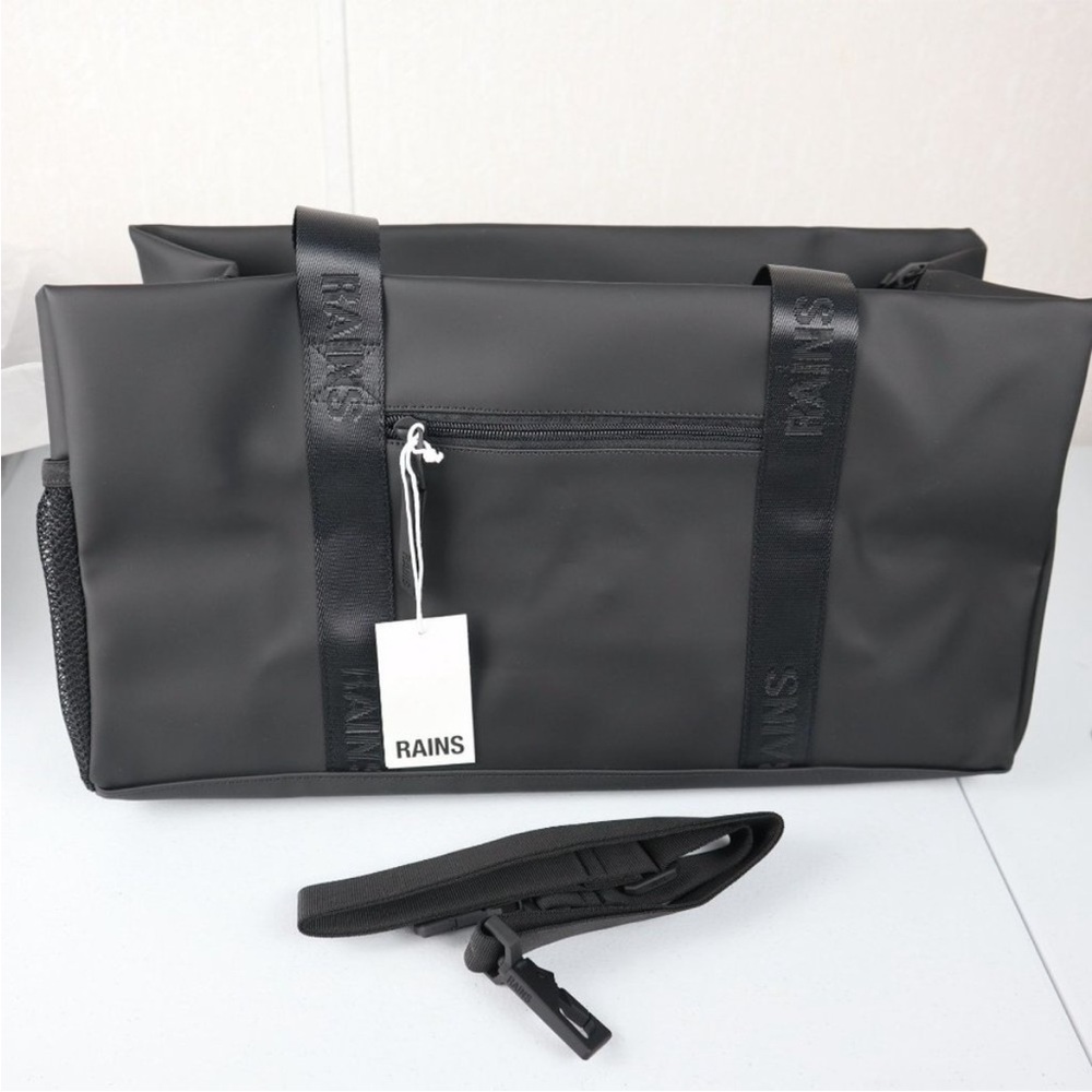 RAINS Trail Gym Bag 🖤 Black 🖤 water resistant 🖤 NWT - Picture 10 of 10